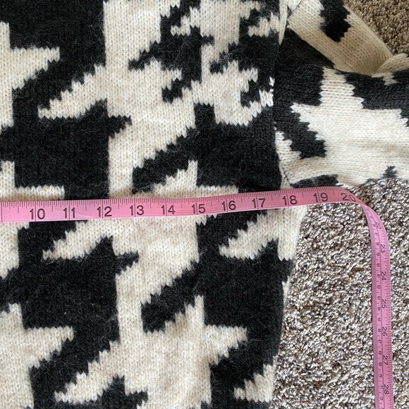 Express Cozy Houndstooth Dolman Sleeve Sweater - Picture 6 of 7